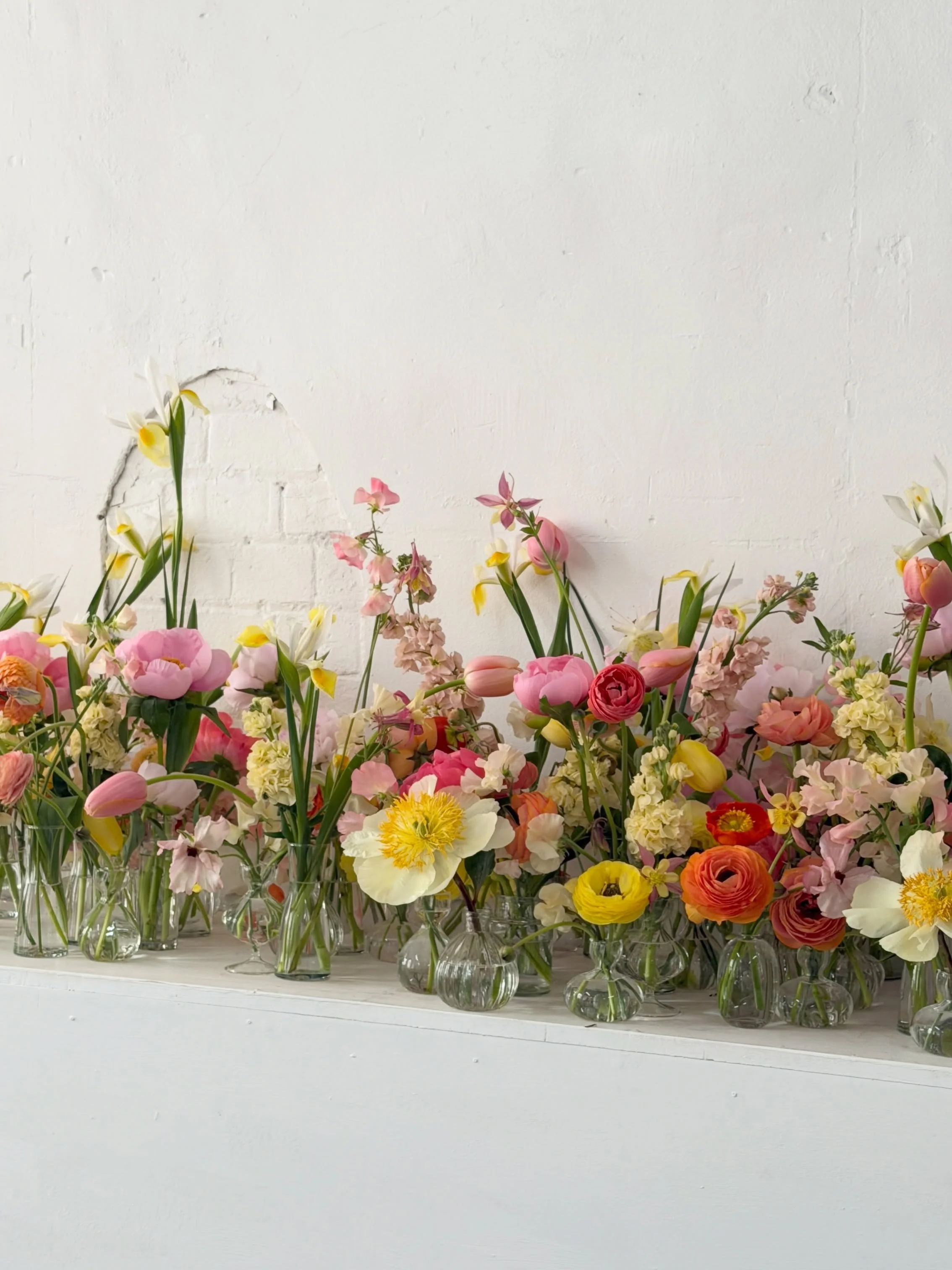 🌼🌷🍑✨ the last of spring as we leap into summer this weekend 🌞 

The most beautiful pinks, lemons and orange Aquilegia, tulips, ranunculus, peonies, sweet peas and iris 💞 for our annual trip to @eventsbymerchanttaylors always a pleasure and impec