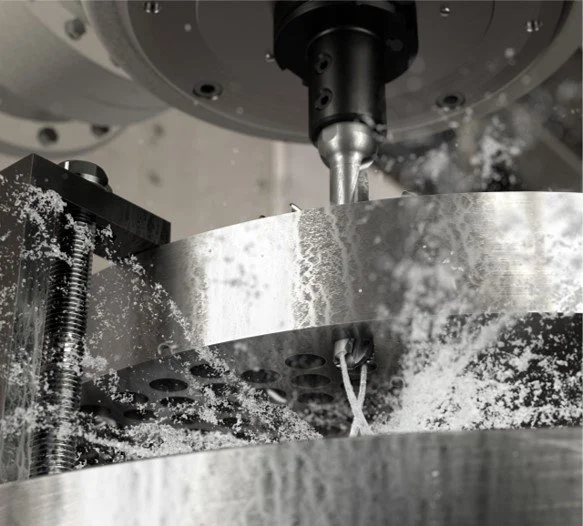 Imagen de una broca CoroDrill DE10 en acción