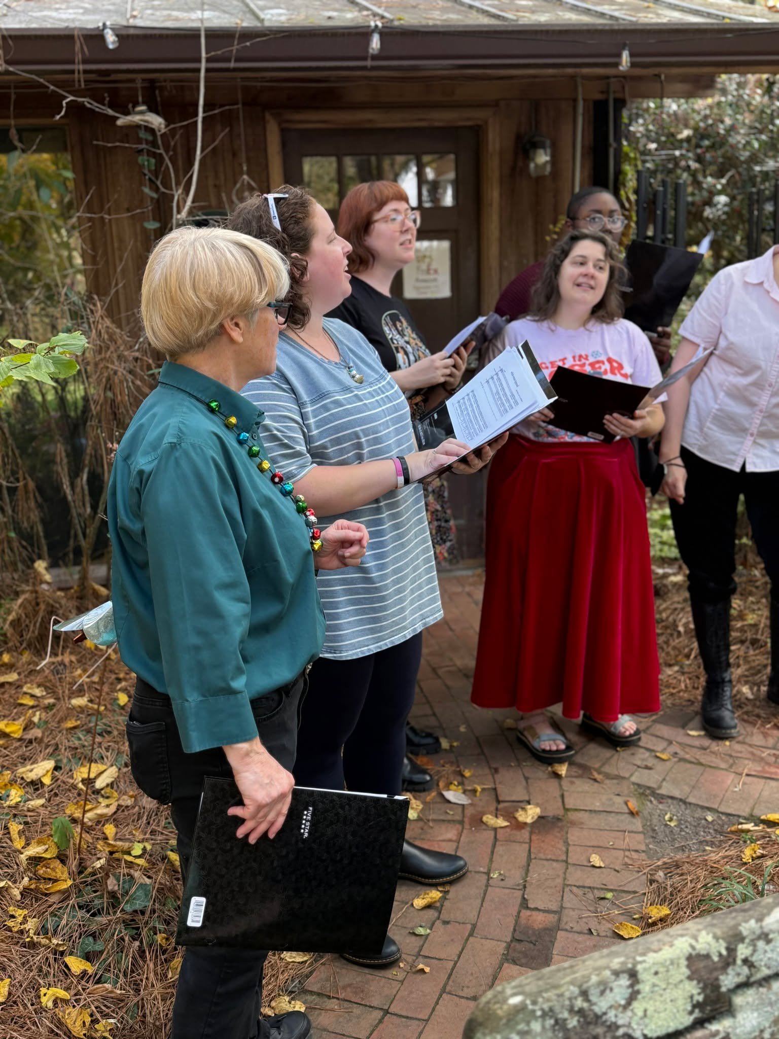 Members of the Common Woman Chorus Ensemble had a great time singing at the Cedar Woods Gallery Holiday Open House over the weekend! 🎅🎄🎶
