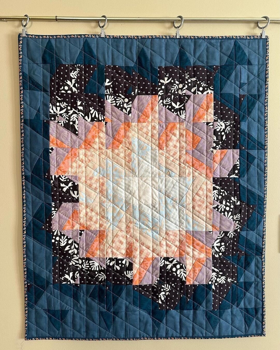 Lucinda ( @lucindalubelle) has finished their &ldquo;Freebird&rdquo; quilt. This is such a fun technique which you can see come to life as you scroll through the photos. I love the gradient pulling your eyes to the centre. 

~~

Posted @withregram &b