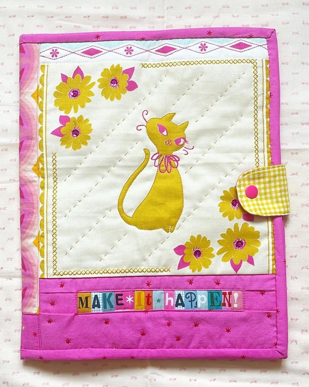 Mini Monday! Sew Sew Couture (@sewsewcouture) has had some fun making a quilted Rosie Sewing Case. I love finding ways to use fun little panels. I'm loving the custom selvage saying! Great way to use all the bits and pieces!⁠
⁠
⁠
~~⁠
⁠
Posted @withre