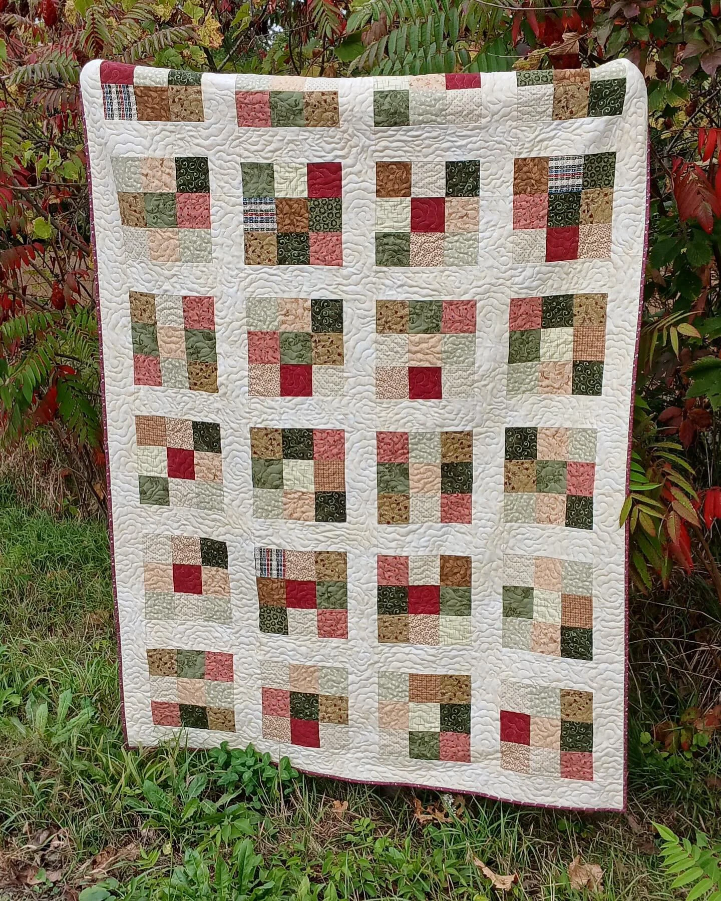 This colour palette on the quilt submitted by @quiltsinthecounty is so lovely. The combination of it and the background is making me long for a warm fire, a hot beverage and a good book. ⁠
⁠
~~⁠
⁠
Repost from @quiltsinthecounty⁠
⁠
A comfort quilt wit