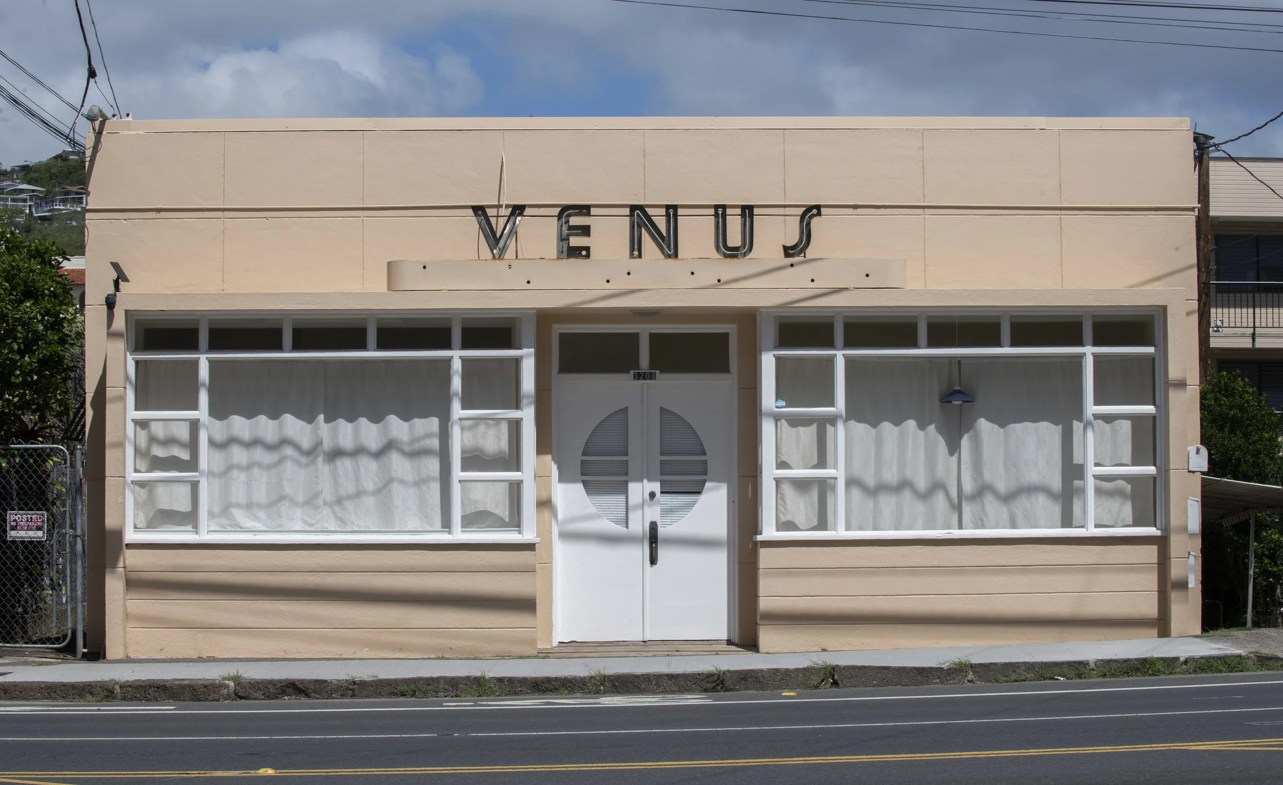 Venus Salon, Waialae Ave. Honolulu. 2076.