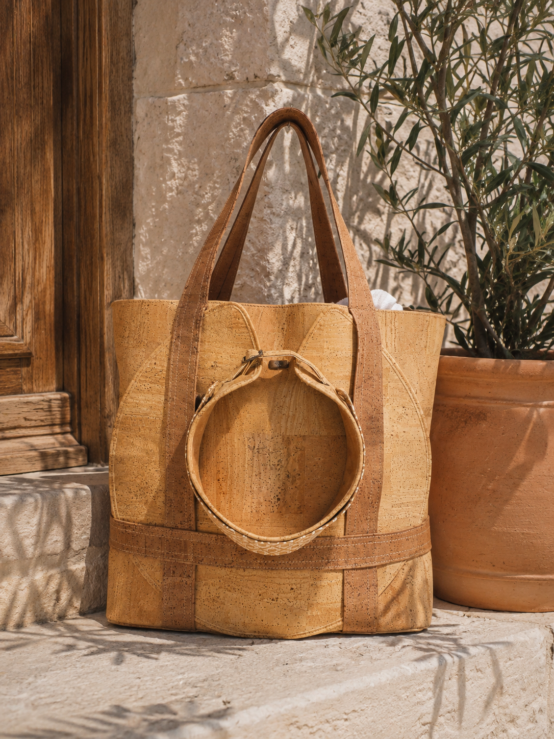 Natural Tote_with hat.png