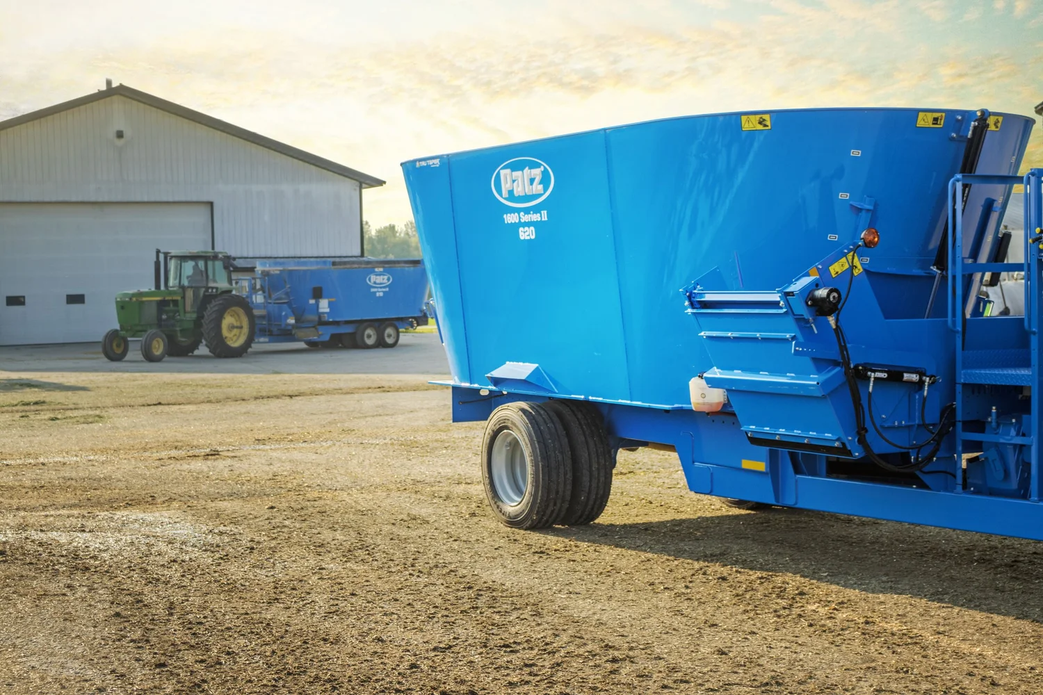 Patz 620 discharging an even mixed ration along a feed bunker