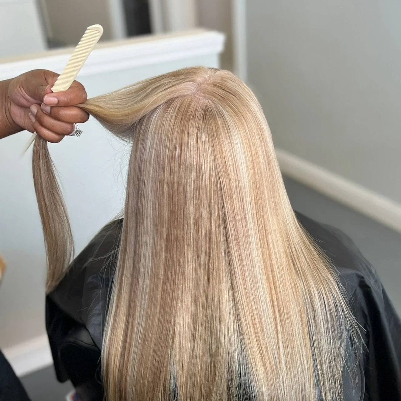 ✨Dimensional Beauty in Full Effect✨

This gorgeous lowlight blend is proof that healthy, radiant hair has no type, it has technique.

Whether you&rsquo;re blonde, brunette, coily, or curly we specialize in working with all textures and tones. 

📍Boo