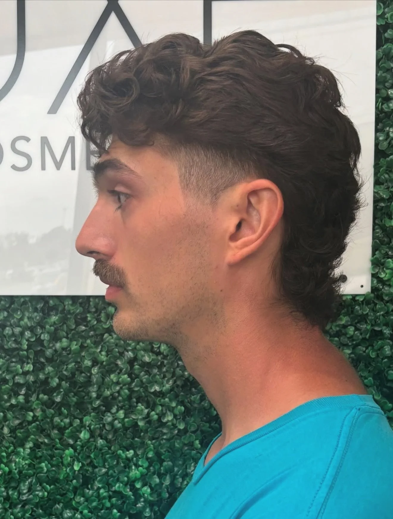 ✂️ Business in the front, Luxe in the back

This modern mullet cut is all about texture, confidence, and versatility. Clean sides, soft curls, and major attitude crafted with precision by our future professionals.

💼 Want to master cuts like this? O