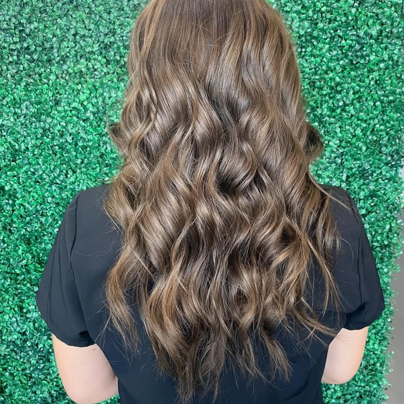 🌙 Rich tones. Effortless curls.

This deep chocolate brown adds warmth and shine while the wand curls elevate the finish. A soft glam moment styled with intention by our rising pros.

📞 Appointments available now, call to schedule your appointment 