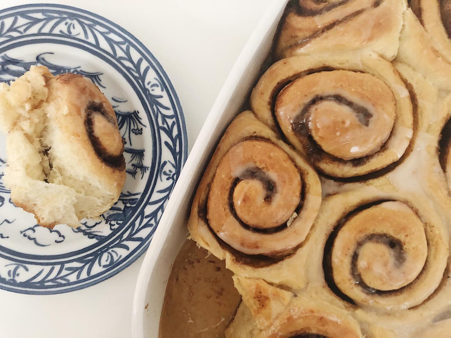 These #dairyfree cinnamon rolls from @sarah_kieffer&rsquo;s vanilla bean blog are truly all I could have wanted for Christmas this year😅 I added fresh cardamom to the cinnamon center and made a glaze of confectionery sugar, almond milk, cream of tar