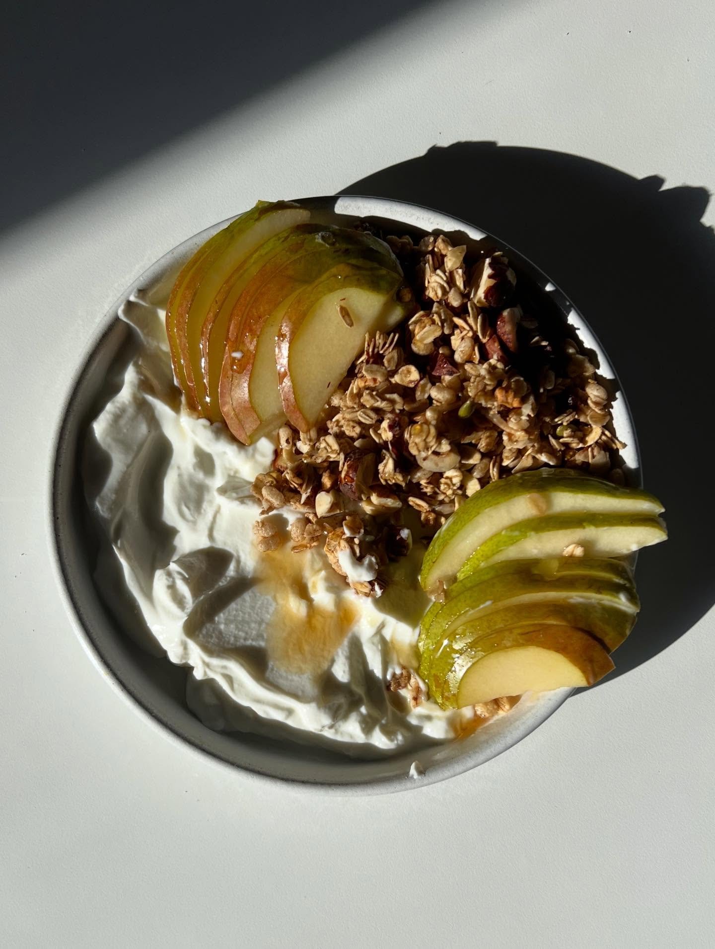 there is something about these days that makes me appreciate morning light more than anything. sweet pear and gingerbread granola bowl using the recipe on my newsletter 💕