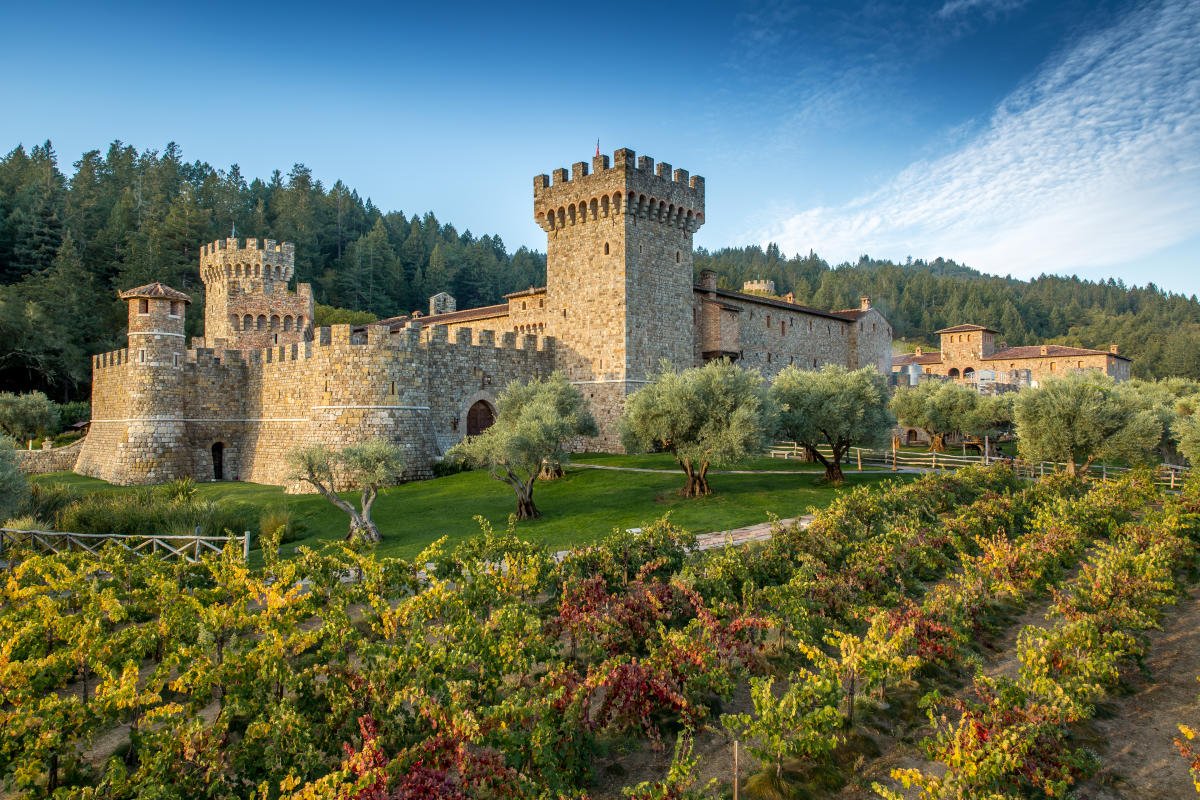HR-Castle_Wide_Fall_Full-e0581a2d5056a36_87e85a2c-5056-a36a-081d37b817e97024.jpg
