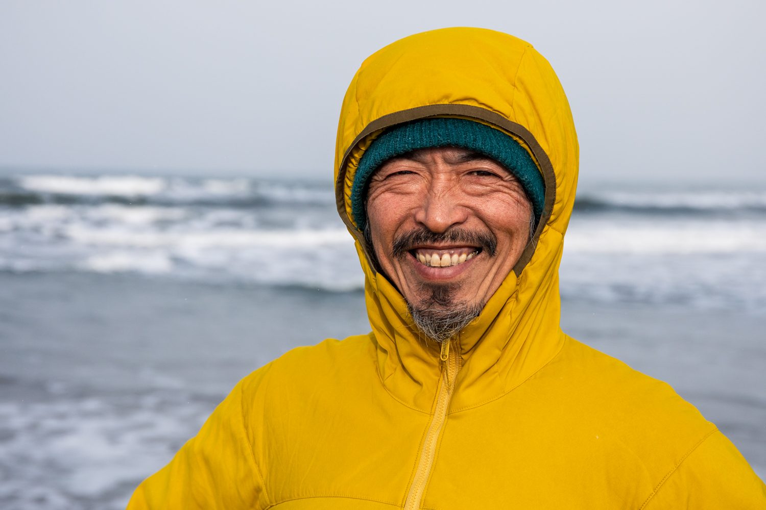  Guts, local Hokkaido snowboarder has two loves, the mountains and the ocean. 