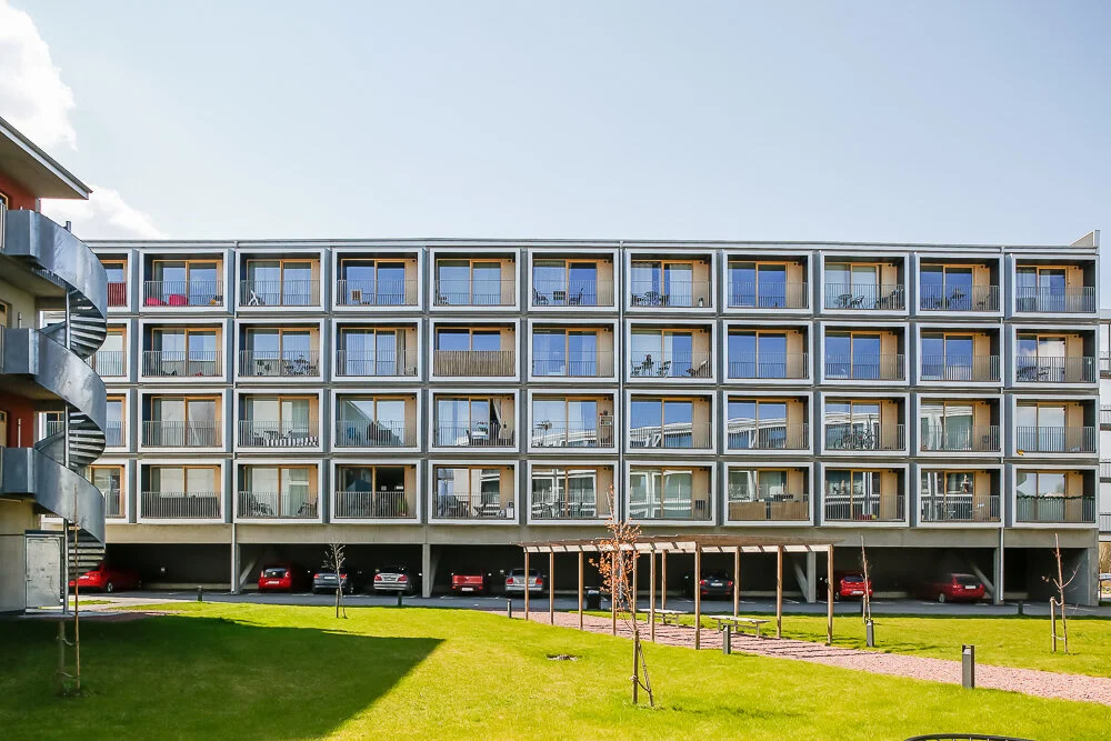 Innerg†rdsfasader med p-platser under tak i bottenplan.jpg