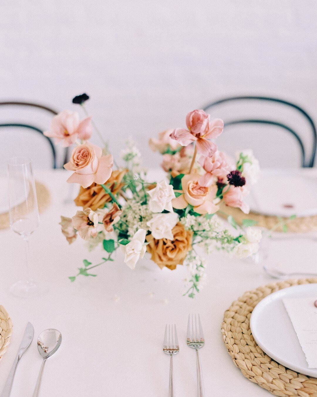 Toffee roses, mauve brownie tulips, and cafe latte roses: Clearly, I have an affinity for flowers&hellip;and food 🤤⠀⠀⠀⠀⠀⠀⠀⠀⠀
⠀⠀⠀⠀⠀⠀⠀⠀⠀
Creative direction/design @ellelorenandco⠀⠀⠀⠀⠀⠀⠀⠀⠀
Florals @fleure_studio⠀⠀⠀⠀⠀⠀⠀⠀⠀
Photographer @nikkisanterre⠀⠀⠀⠀