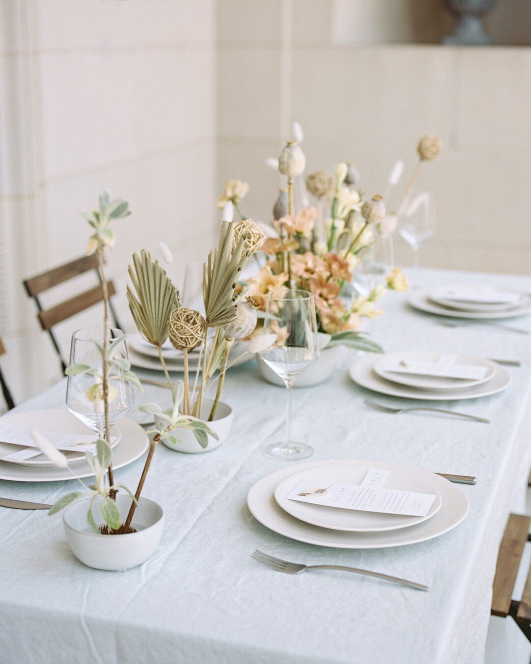 A mixture of dried and fresh florals for this ikebana-inspired table. ⠀⠀⠀⠀⠀⠀⠀⠀⠀
⠀⠀⠀⠀⠀⠀⠀⠀⠀
Makes me wish I was in Barcelona eating tapas with @nataliapolitowasart ✨⠀⠀⠀⠀⠀⠀⠀⠀⠀
⠀⠀⠀⠀⠀⠀⠀⠀⠀
Photographer: @michelawatson⁠⠀⠀⠀⠀⠀⠀⠀⠀⠀
Creative direction/design: @