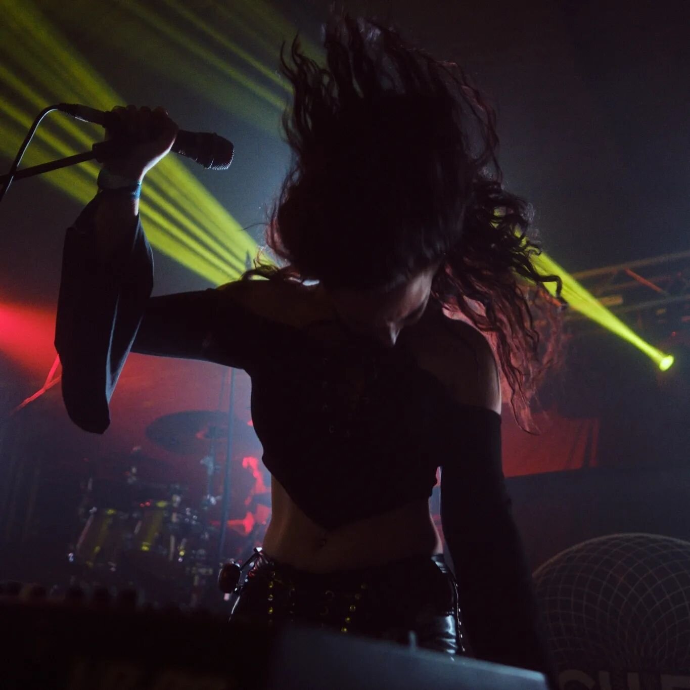 Friday Feeling. Swipe for headbang. 🤟

📸 @lbphoto.uk

#uktechfest #shemustburn #shemustburnlive