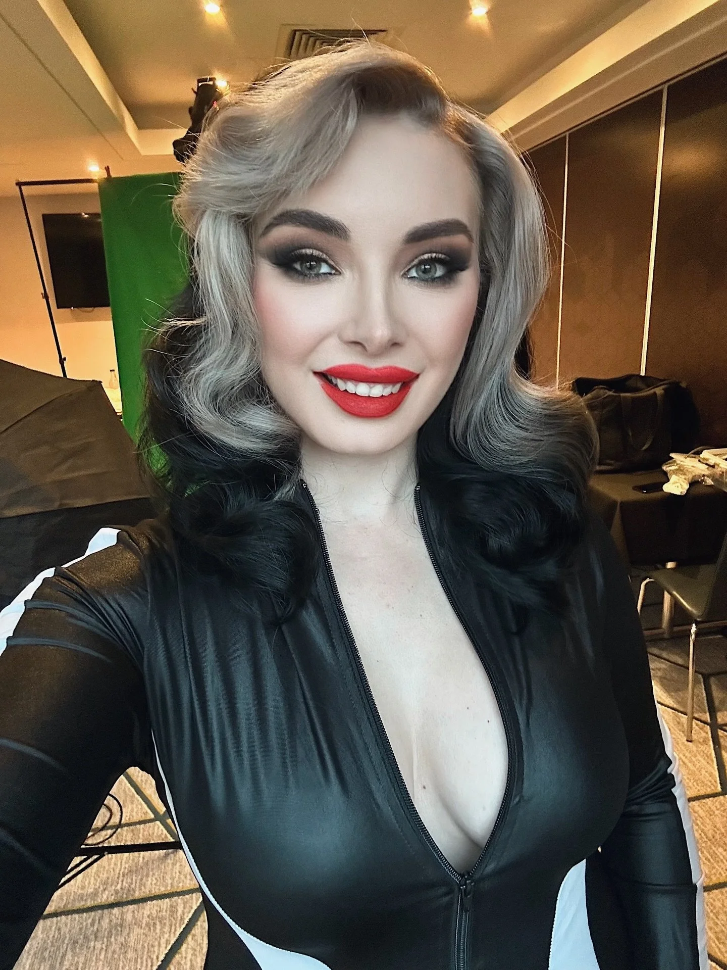 The last of 2025 🫶✨

1. BTS from a shoot 🎬
2. On the train with Arwen 🐱
3. Platform 9 3/4 🚂
4. Abbey Road Studios 🎧
5. Mirror of Erised Group Selfie 🤳 
6. Barbara&rsquo;s Bier Haus Press Night 🍺
7. Selfie in a hotel room in Dublin 🇮🇪
8. Work