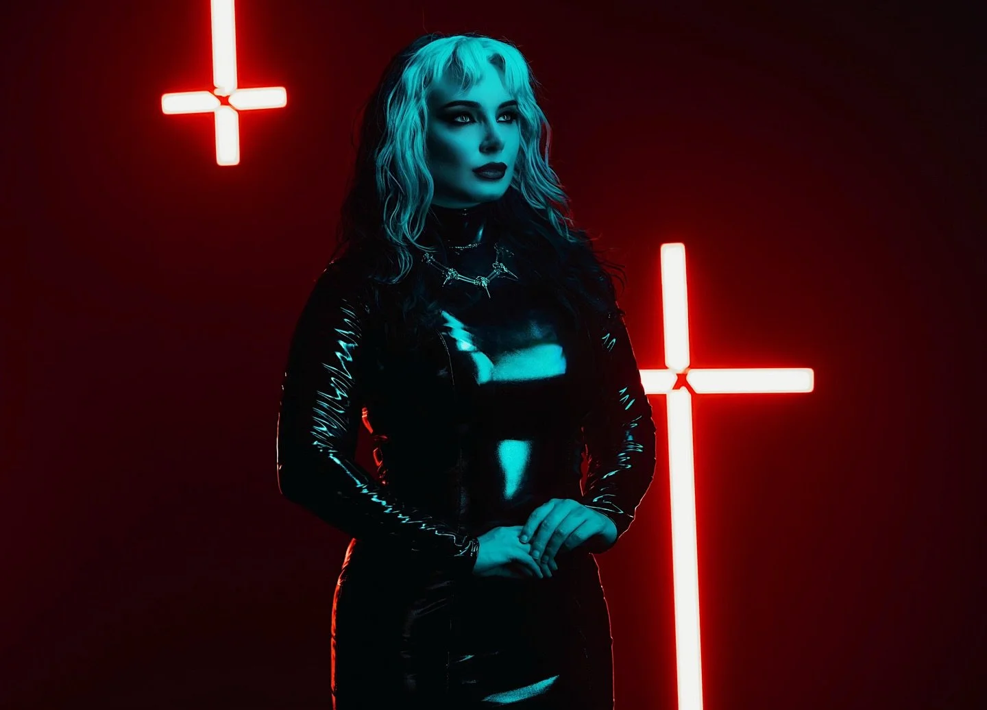 𝙺𝚒𝚗𝚐𝚍𝚘𝚖 𝙲𝚘𝚖𝚎 &hellip; 24.02 🤫
Photos by @lokifilms7 
Makeup @charlotteameliaartistry 

#shemustburn #kingdomcome #symphonicdeathcore