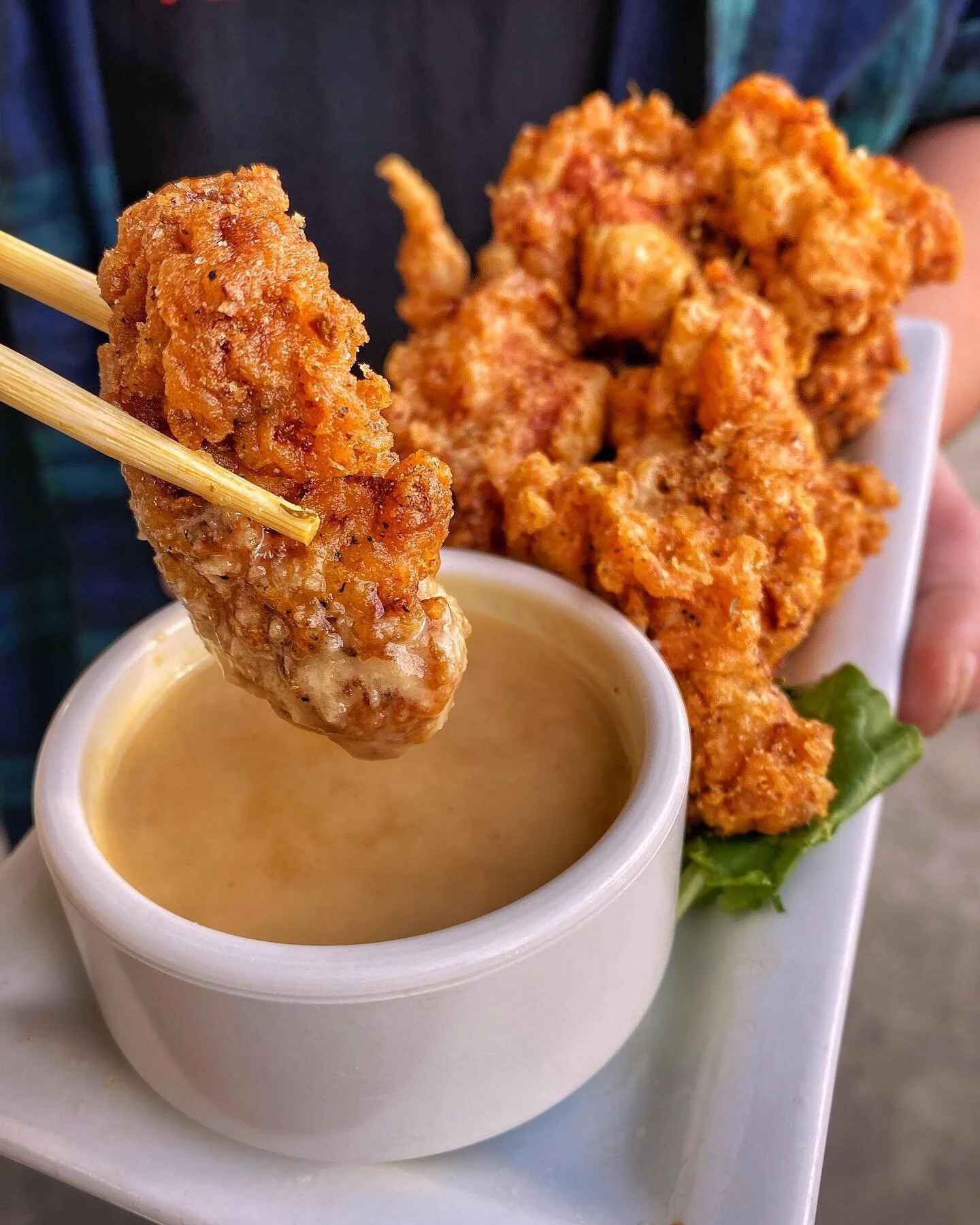 Start your weekend off with a taste of our crispy soy marinated Karaage Chicken! 🐔😋 It&rsquo;s the perfect side order to go along with our Ramen‼️Online Ordering is available for Takeout and Delivery through the LINK in our bio. 📲🍽 #hironoriramen