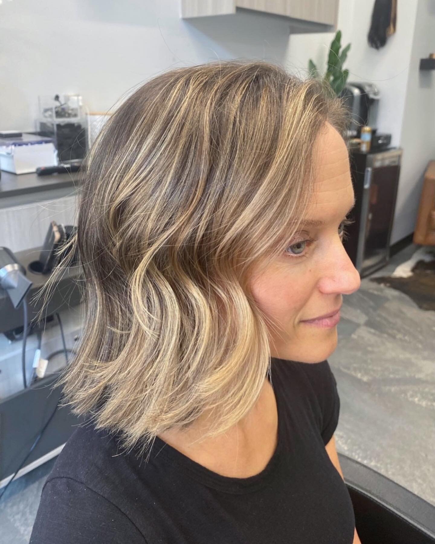 BIG transformation! Chop and Balayage. Swipe for the before. ⬅️🙌🏼
#trusttheprocess #truthsalon
.
.
.
.
.
.
.
.
.
#balayage  #highlights #livedinhair #foilage #dimensionalcolor #hairinspo #hairvideos #haircolorist #babylights #SchwarzkopfUSA #olaple