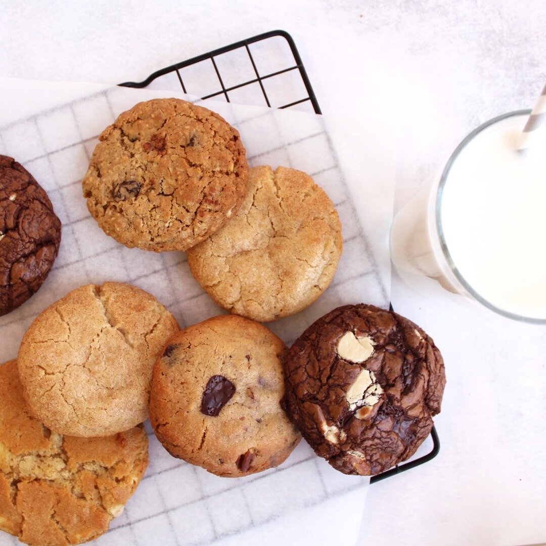 Dough My God! Our cookies are warm, gooey, and fresh! Chocolate Chip, Chocolate Chip Pecan, Snickerdoodle, White Chocolate Macadamia, Triple Chocolate, and Oatmeal Raisin! There&rsquo;s a flavor for everyone! Find them on all delivery apps!⠀⠀⠀⠀⠀⠀⠀⠀⠀
