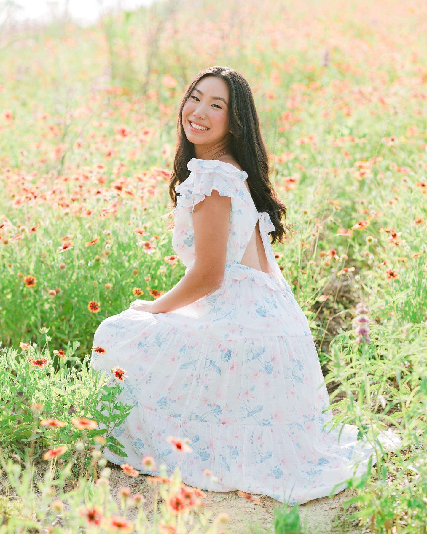 My senior @victoria._.zhao wanted a flower field for her photoshoot, and I found a super beautiful one in Houston.  So happy to have a gorgeous sunny day for her shoot. #LWPbyLing #lingwangphotography #lwpsenior #houstonseniorphotographer