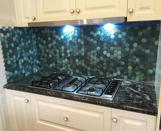 All there&rsquo;s left to do is a bit of grout and silicon. Happy with how this new range hood and splashback turned out.👌👨🏻&zwj;🔧