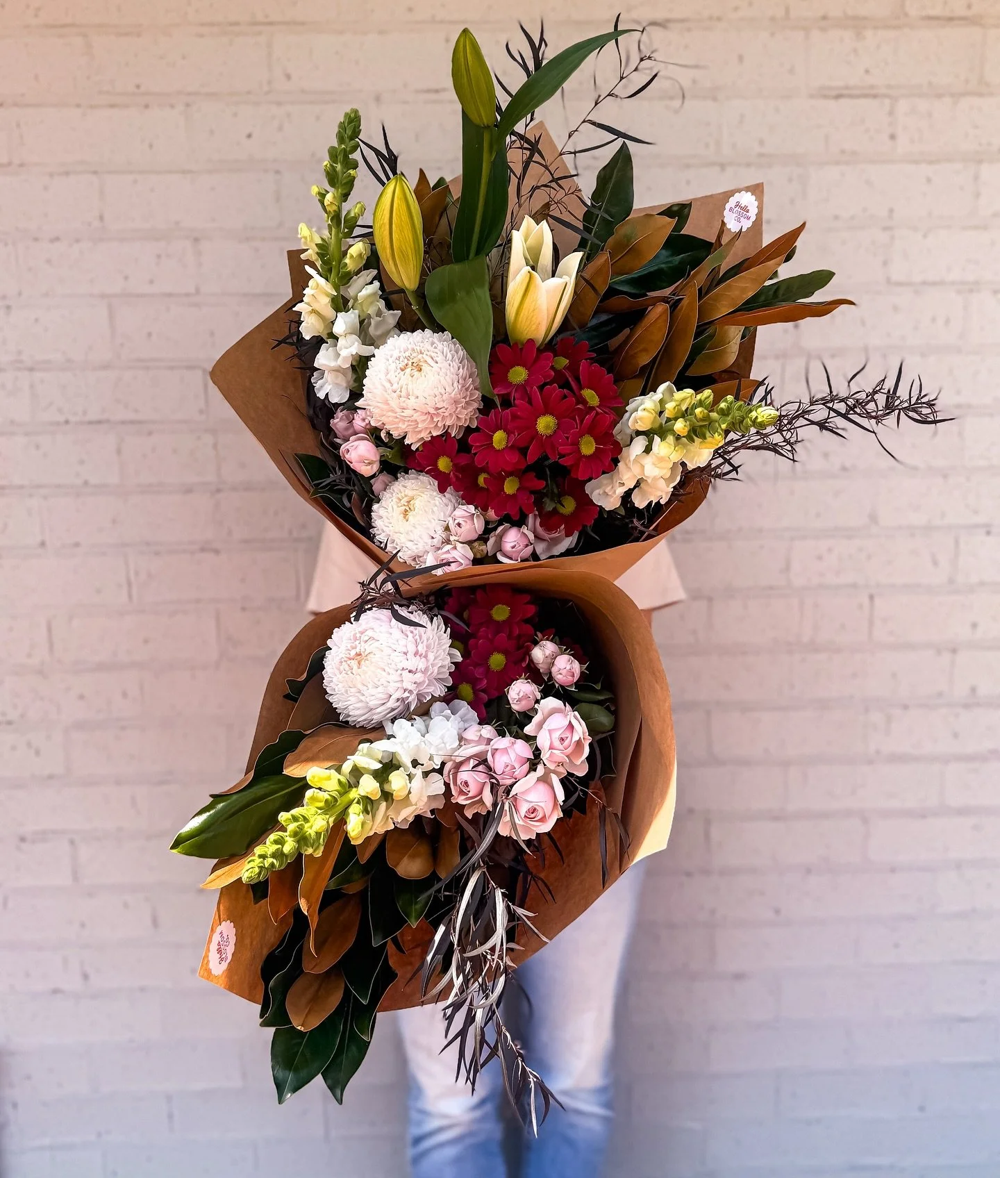 If Monday&rsquo;s gonna come in this hot, the least she can do is look this damn good. 🔥✨

Monday&rsquo;s Bouquet is rocking a mix of bold reds, creamy whites, and pastel pinks with a touch of moody foliage &mdash; basically the flower equivalent of
