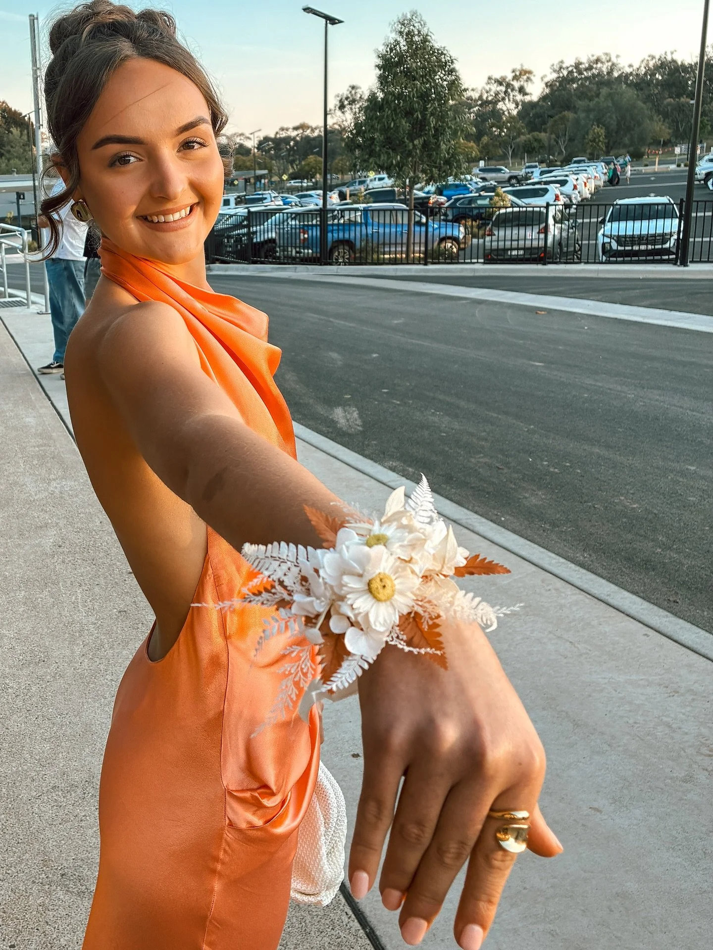K E N Z. 

Kenzi&rsquo;s amazing mum gave us a call with the sweetest request &mdash; she&rsquo;d snuck into her room, snapped a secret pic of her dress, and asked if we could custom create a dried corsage as gorgeous as her girl. 💐

She wanted to g
