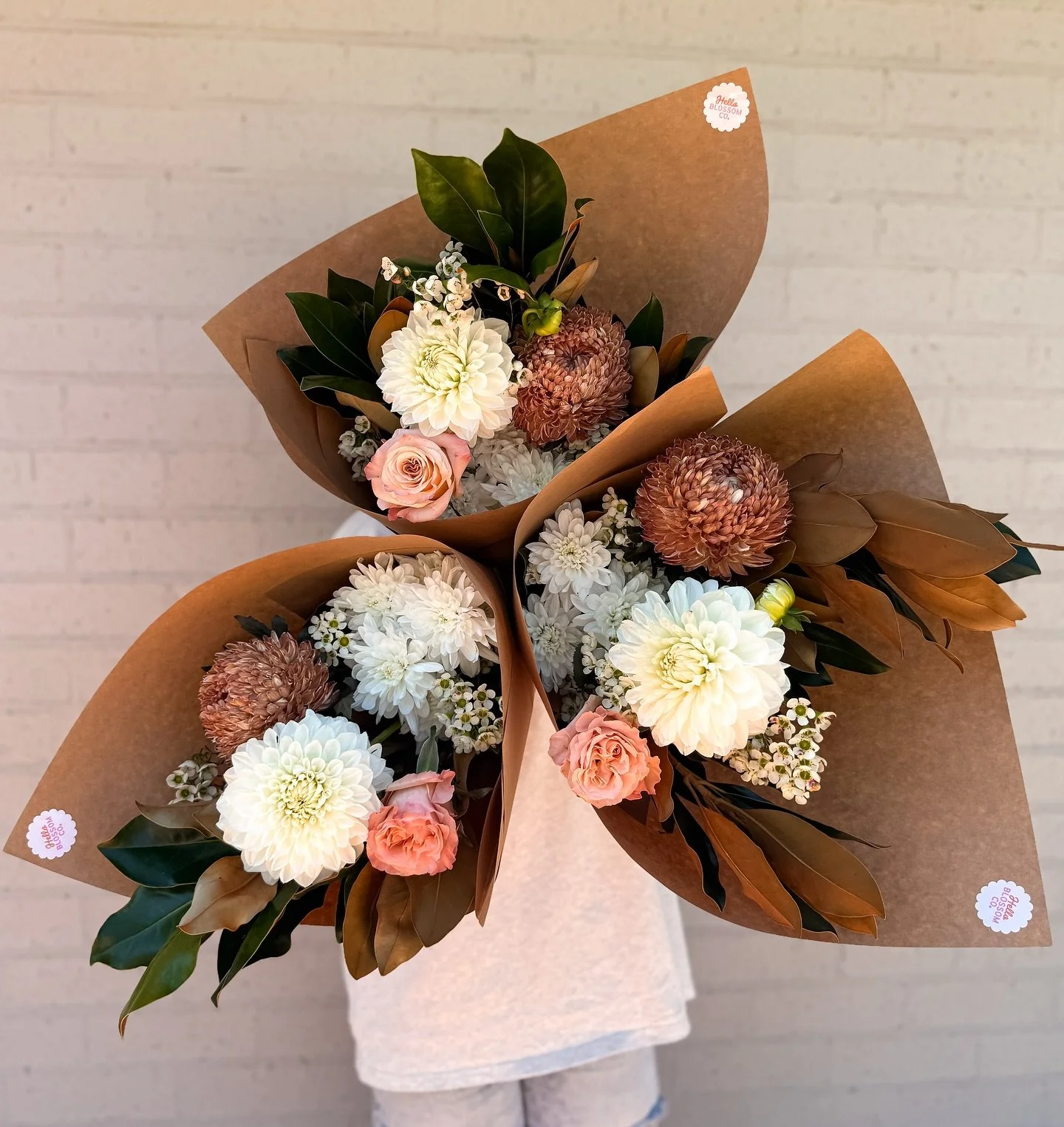 W E D N E S D A Y 

She&rsquo;s understated. She&rsquo;s classic. She&rsquo;s classy. She&rsquo;s stylish AF. ✨

Serving up timeless elegance with:
🌸 Dreamy dahlias (the show-stoppers)
🌼 Disbud chrysanthemums (full + fluffy)
🌼 Daisy mums (soft + s