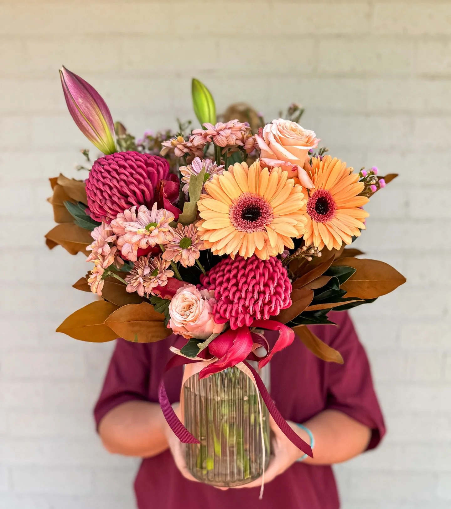 F R I D A Y &rsquo; S  B U N C H 💐

She&rsquo;s bold, she&rsquo;s bright, and she&rsquo;s strutting into the weekend like she owns it ✨
This beauty is serving up:
🌸 Gerberas (your instant mood-lifters)
🌺 🤩 Waratah (big, juicy pops of colour)
🌹 R