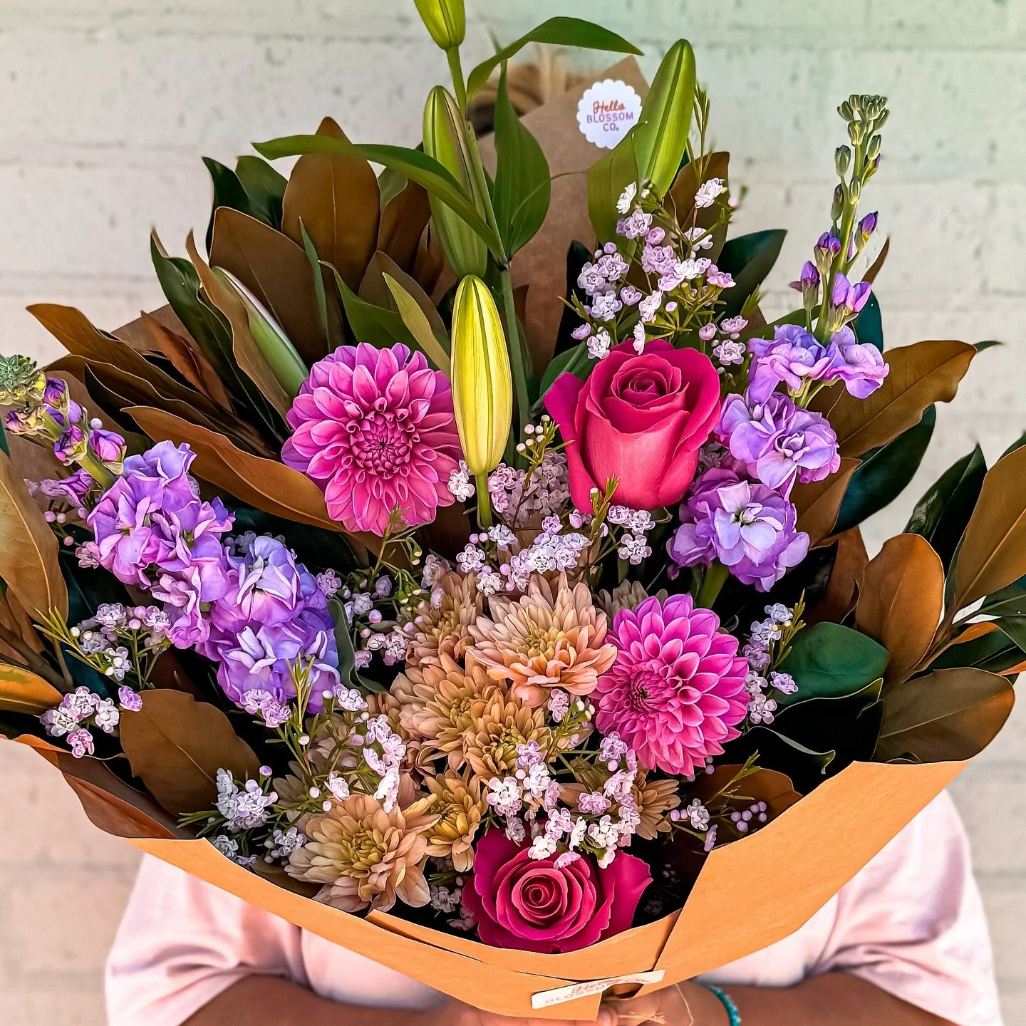 F R I D A Y

Friday came dressed in her party best &ndash; bold, bright, and not here to muck around 💃✨.

She&rsquo;s serving:
🌸 Dahlias (show-stopping perfection)
🌹 Hot pink roses (bringing the sass)
🌿 Magnolia leaves (rich, glossy drama)
🌼 Chr