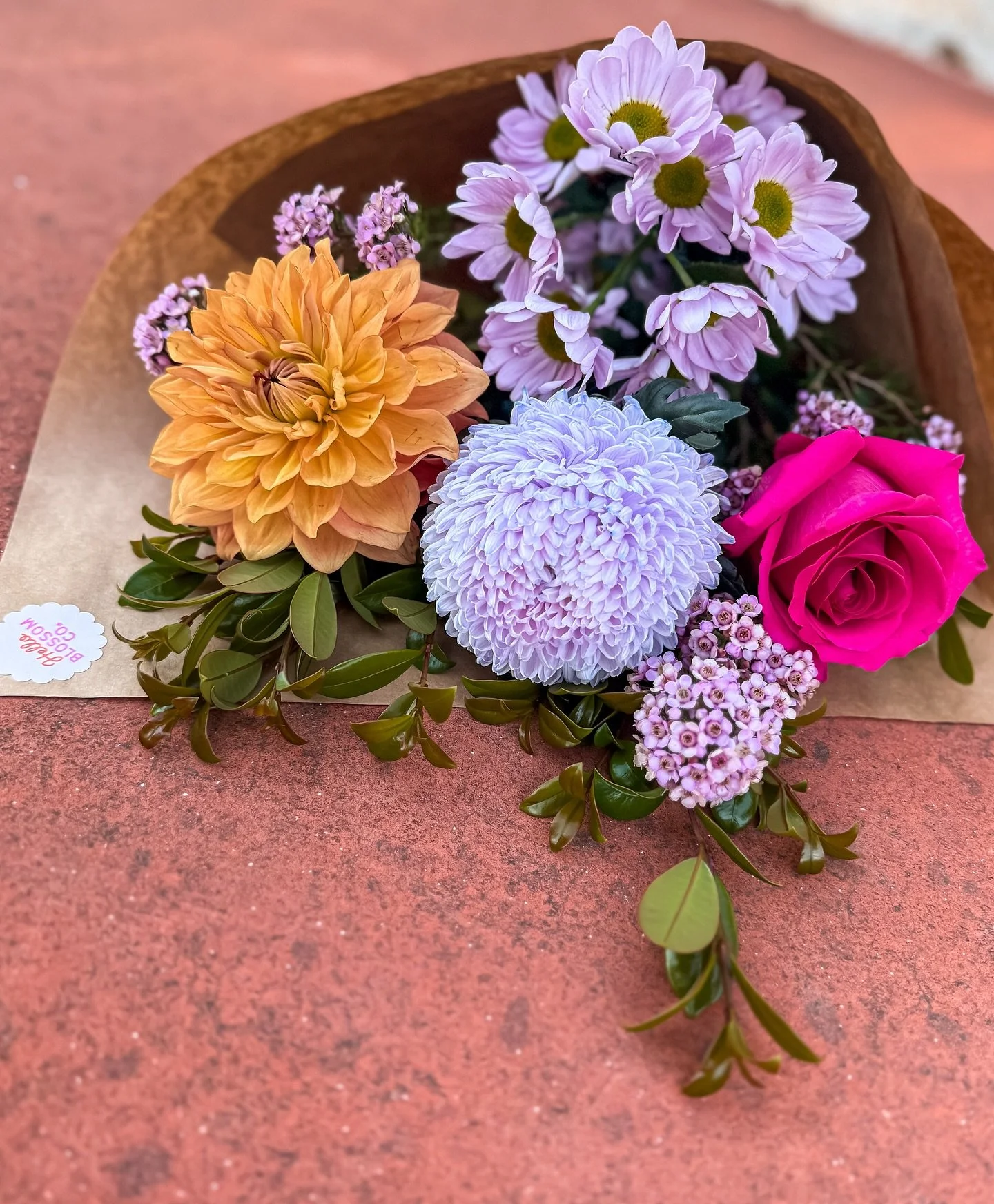 M O N D A Y 
She’s the little ray of sunshine we all need to kick off the week — warm, bright and unapologetically pretty ☀️💖
Serving up a dreamy mix of:
🌼 Apricot Dahlia (the main-character moment)
🌸 Lavender Chrysies (soft + sweet)