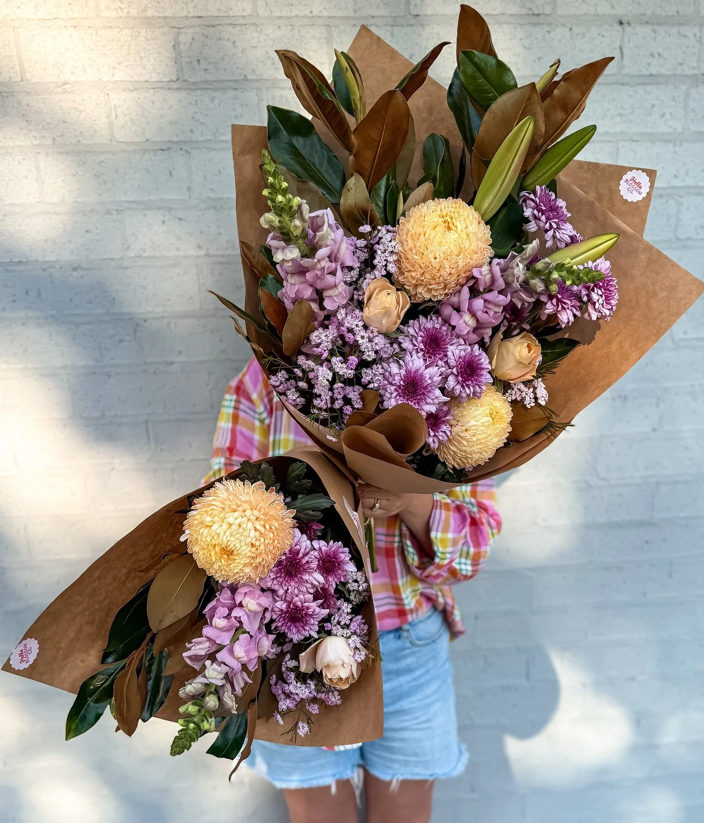 T U E S D A Y 
She’s giving “I’ve got my life together” energy… even if your washing machine’s been running since Sunday and the school shoes are still wet.
A dreamy mix of lilac snapdragons, golden mums, soft b