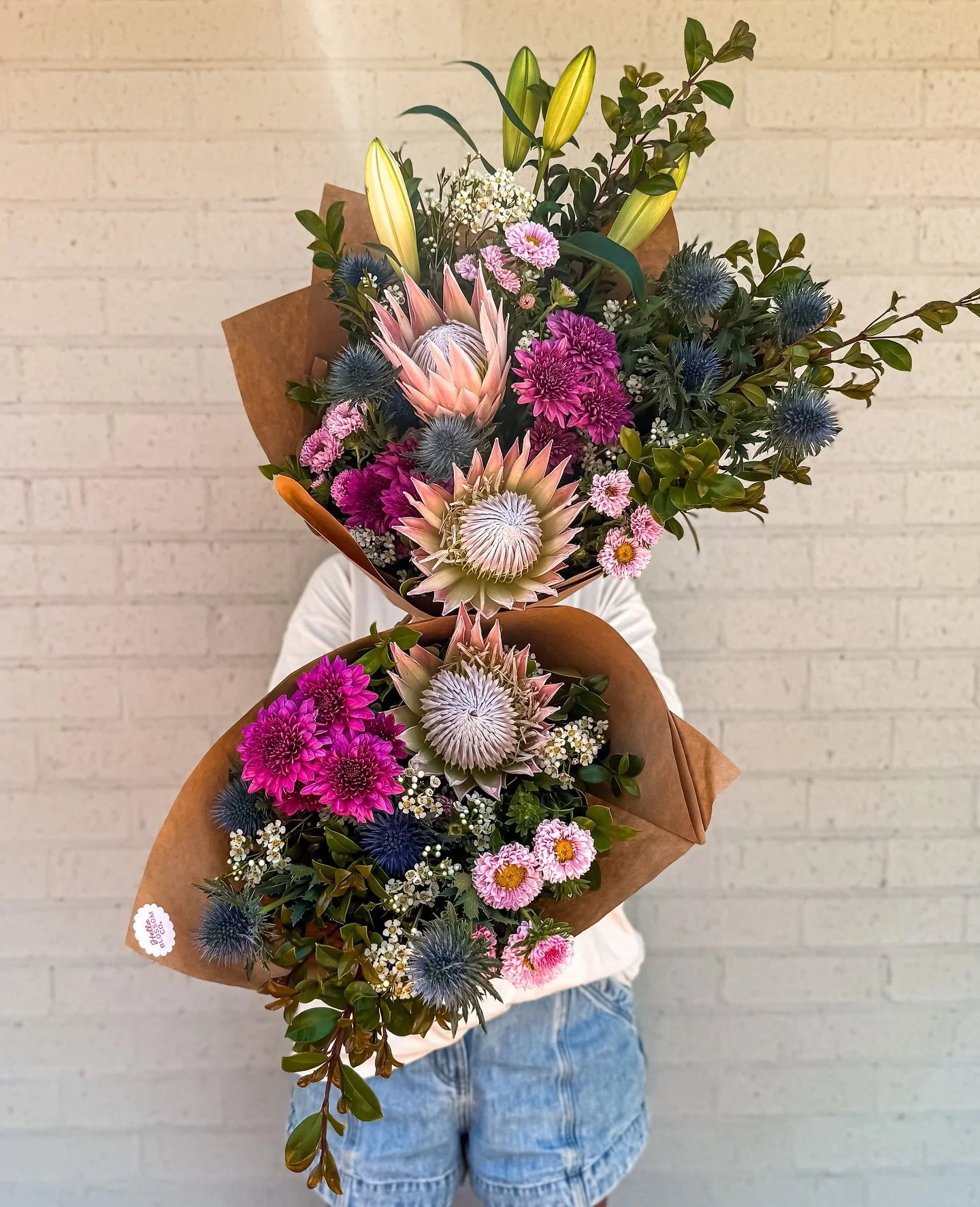 T H U R S D A Y 
She is H O T T T T 🔥
Big, bold and totally owning her moment — this one’s got all the sass and confidence of a main-character energy bouquet.
Today’s bunch is serving up:
🌸 Proteas (the queen of the bush, loud