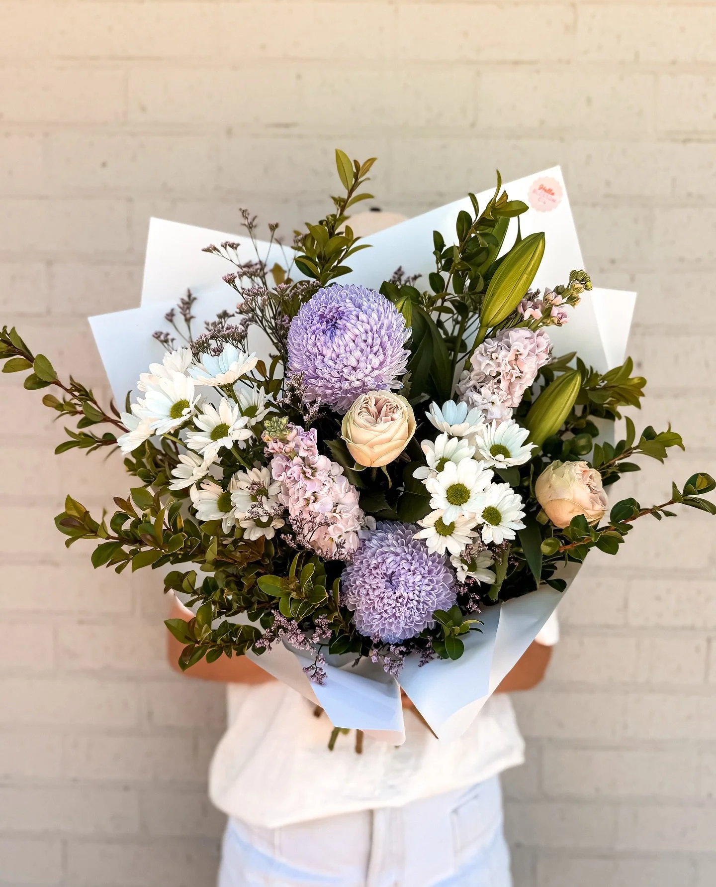 M O N D A Y 
She’s that calm, cool, collected girl energy — the “had her coffee, handled her inbox, and still smells amazing” kinda vibe ☕✨
Today’s bunch is bringing soft lilac serenity with pops of fresh white and cre