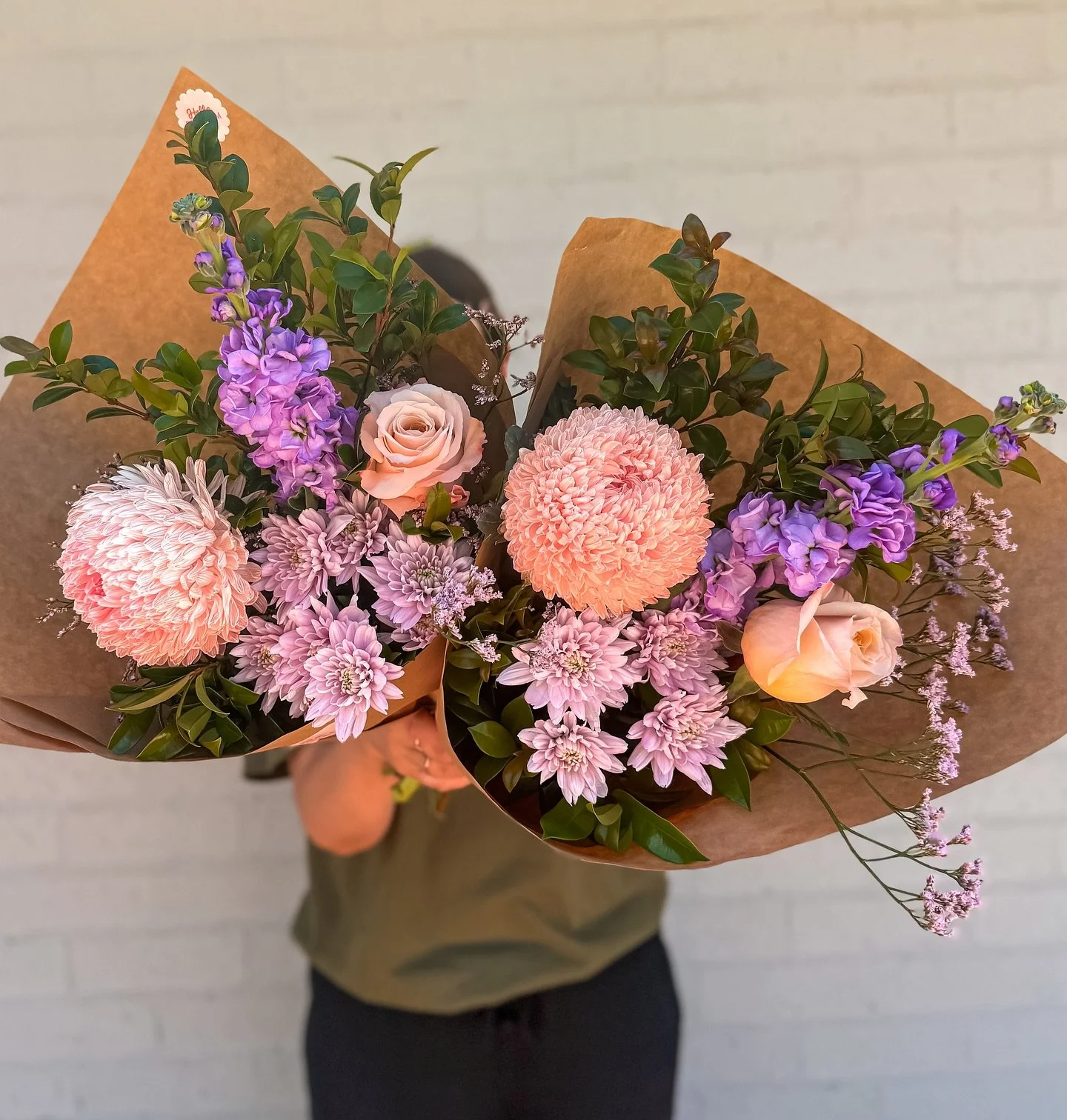 T U E S D A Y 
She’s got that calm-but-confident energy — the floral version of “I’ve got my life together (mostly)” 💁‍♀️✨
Today’s bunch is serving peachy perfection, lilac tones and all the soft feminine fe