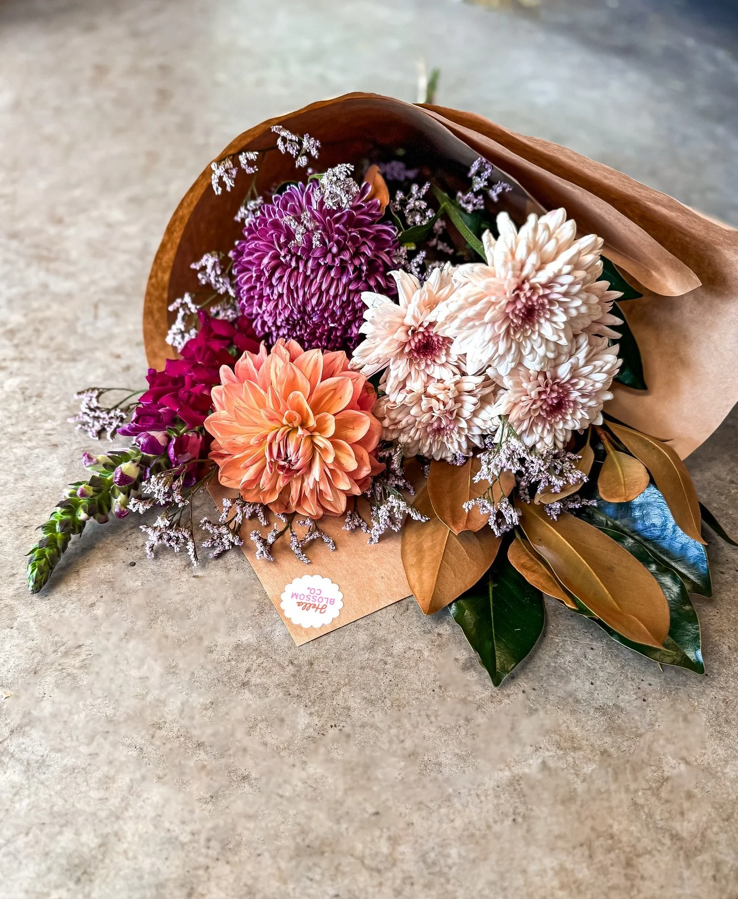 W E D N E S D A Y
Today’s girl is bringing all the mid-week mood — warm, textural, and just a little bit dramatic 💅🏼
She’s serving up:
🌸 Peach dahlias (pure sunshine energy)
🌼 Blush chrysanthemums (soft + sweet)
💜 Plum mums (