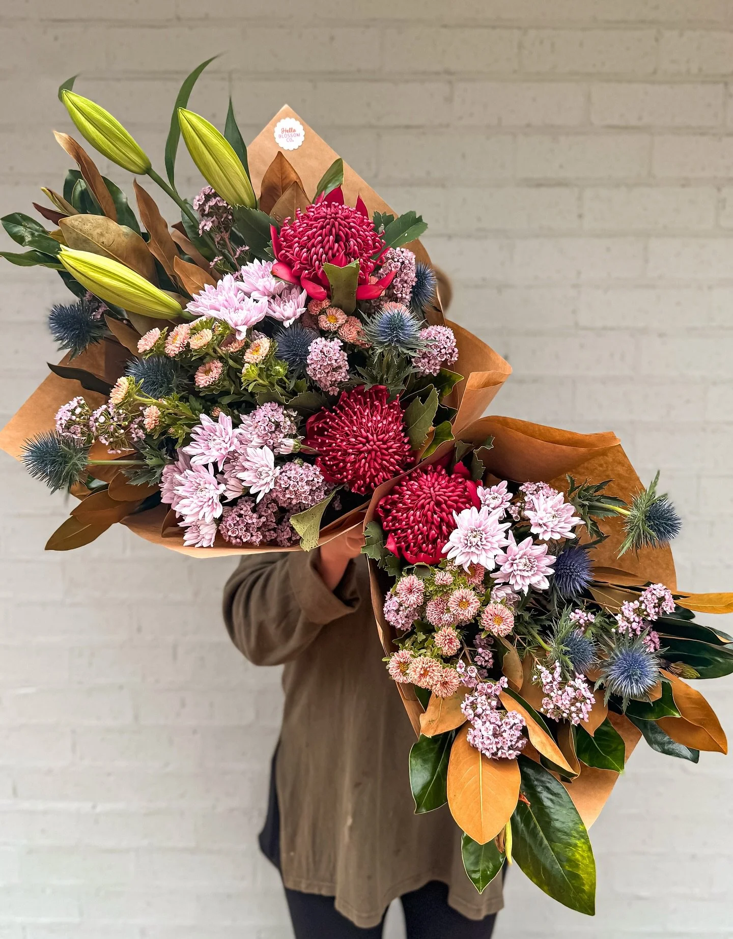 T H U R S D A Y 
Big, bold, and absolutely bursting with colour — today’s bunch is here to make an entrance 🌿💥
She’s giving modern Aussie garden party with:
❤️ Red waratahs (the showstoppers)
💖 Pink chrysanthemums (soft + prett