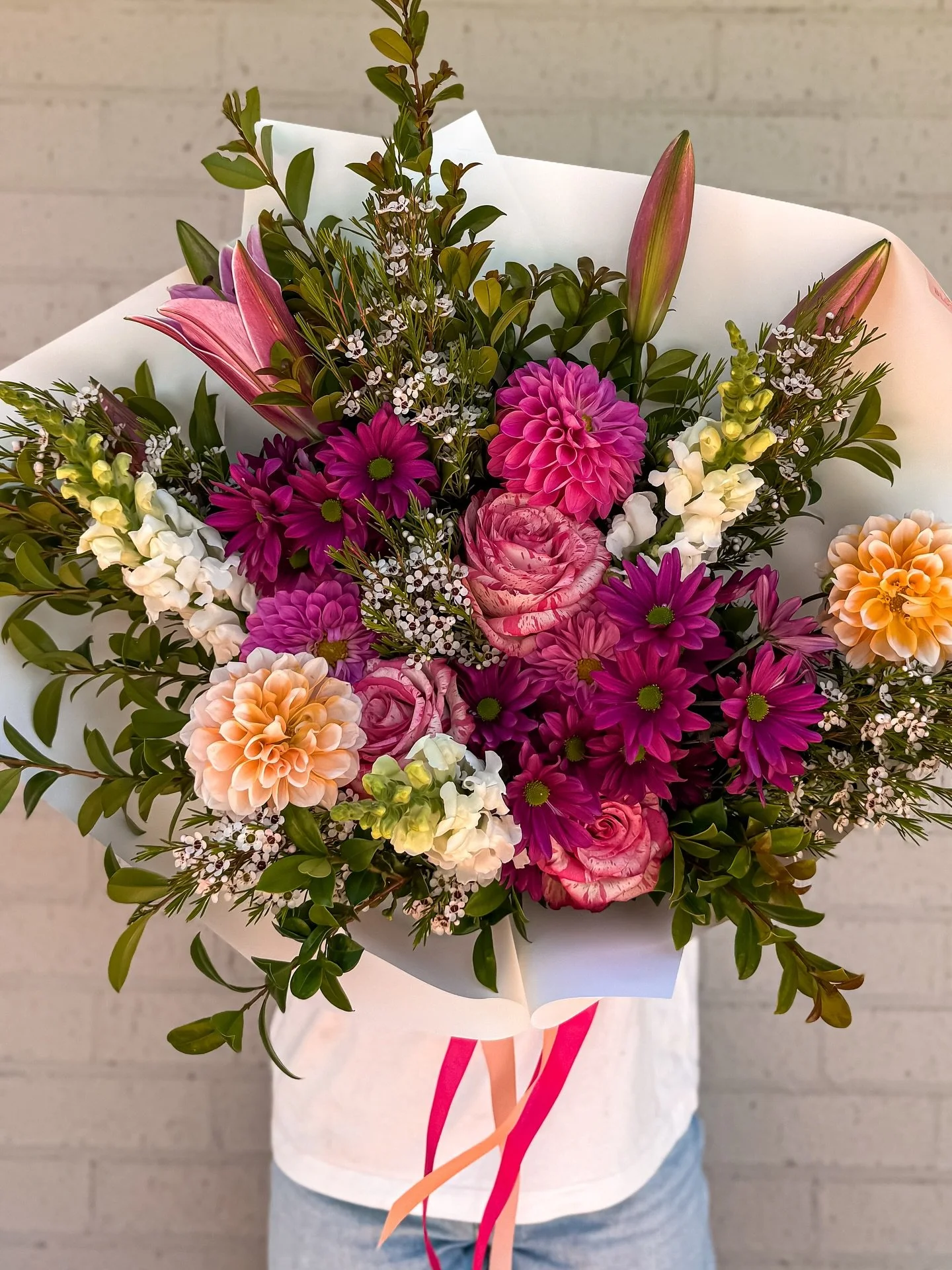 T U E S D A Y

Rolling into Tuesday with a bouquet that is bright, bold and absolutely not here to play small 💥💗

Tomorrow&rsquo;s bunch is giving rich plum tones, peachy pops, creamy whites and all that lush garden-green goodness. She&rsquo;s the 