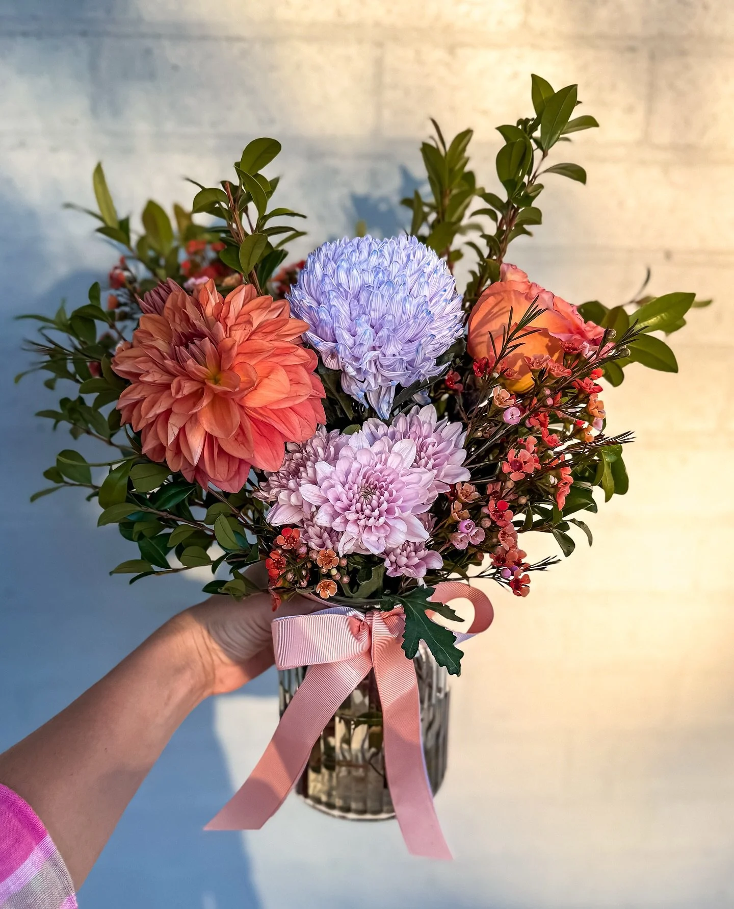 W E D N E S D A Y 

She&rsquo;s giving sunset-glow magic with a side of sweet spring softness ✨

Today&rsquo;s bunch is bringing all the warm, peachy tones mixed with dreamy lilac blooms &mdash; a whole vibe in a vase 🌸💥

She&rsquo;s serving up:
🌸