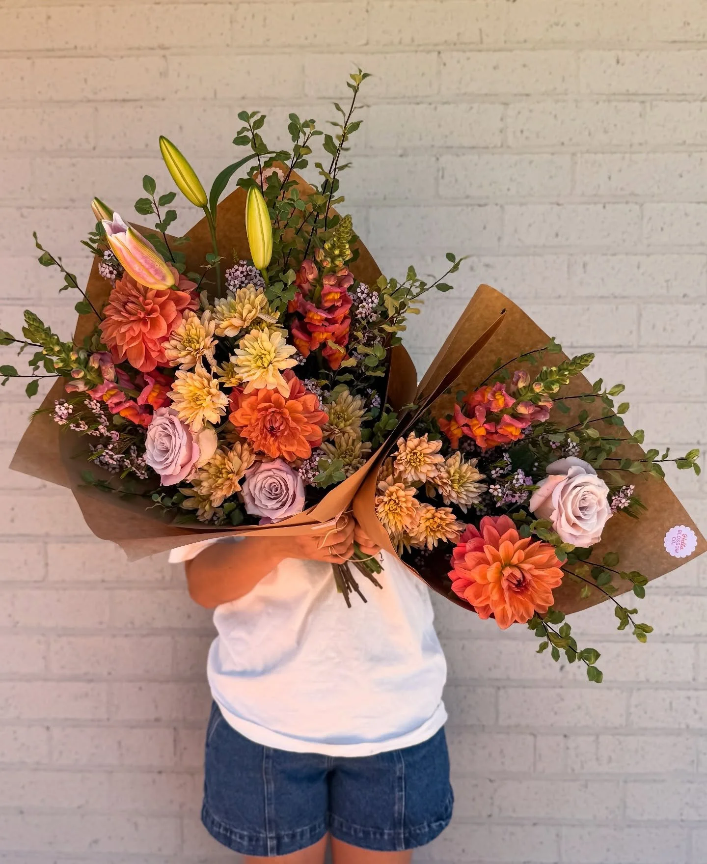 W E D N E S D A Y 

Midweek magic coming in HOT today, babe &mdash; and she is serving all the peachy, apricot, blush + bold bloom goodness. 🌸✨
This one is basically a sunshine hug wrapped in kraft paper.

She&rsquo;s bringing:
🌼 Juicy dahlias givi