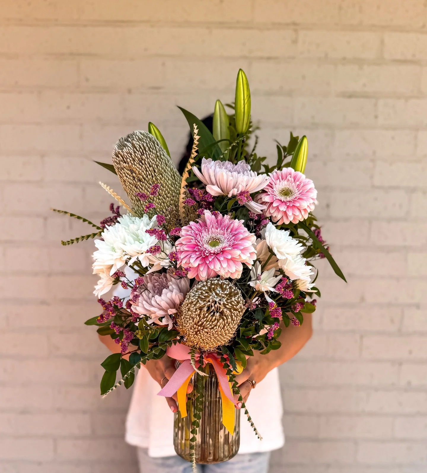 T H U R S D A Y &rsquo; S  B U N C H 💐

Today&rsquo;s girl is giving soft luxe energy with a side of &ldquo;treat yourself, babe &mdash; you&rsquo;ve earned it.&rdquo;

She&rsquo;s serving up:
🌸 Pink Chrys (all the fluffy goodness)
🌼 Pink fluffy g