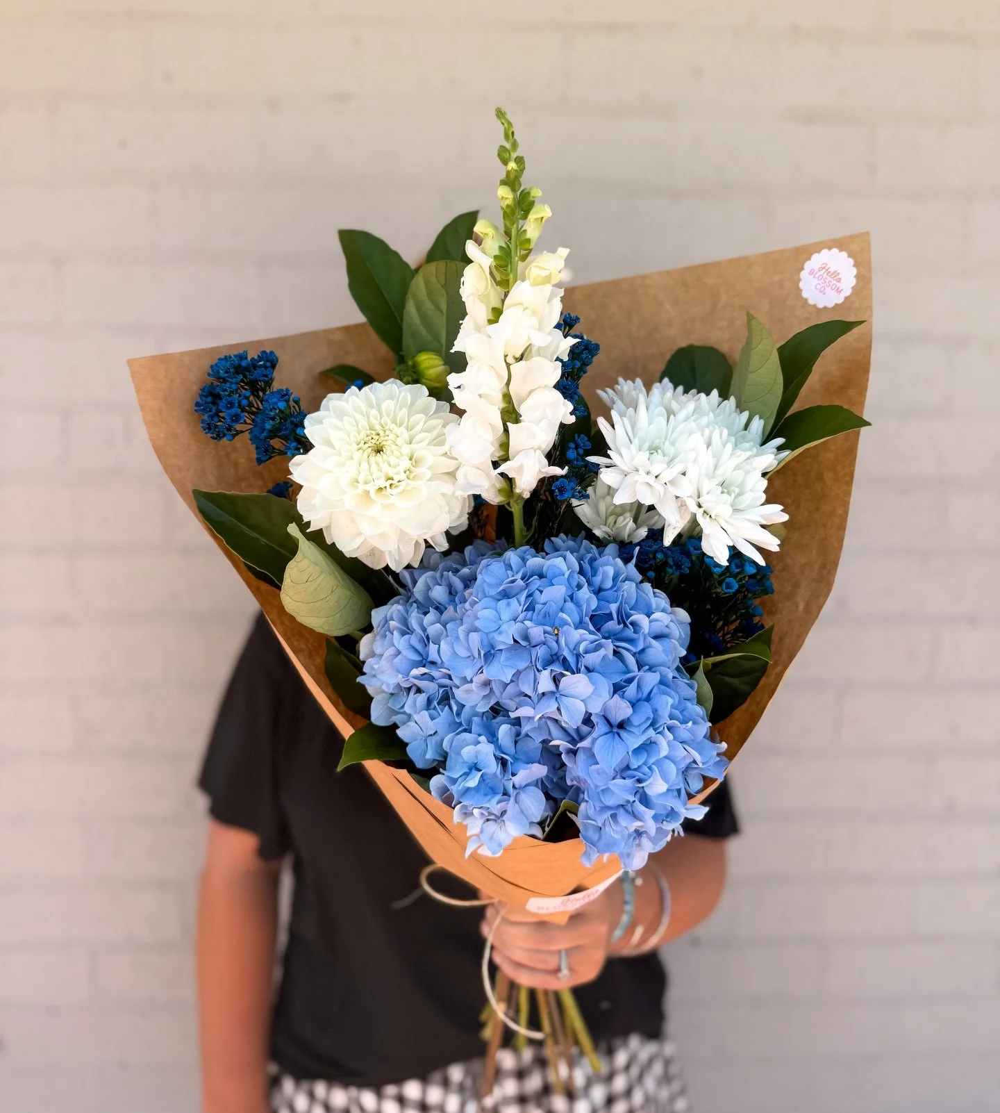 F R I D A Y.

Blue skies, crisp whites, and a whole lotta weekend energy &mdash; today&rsquo;s bunch is giving coastal cool and calm-the-farm vibes in the best way 💙🌿

She&rsquo;s serving up:
💙 Hydrangea (the lush queen)
🤍 White Chrys Polaris (so