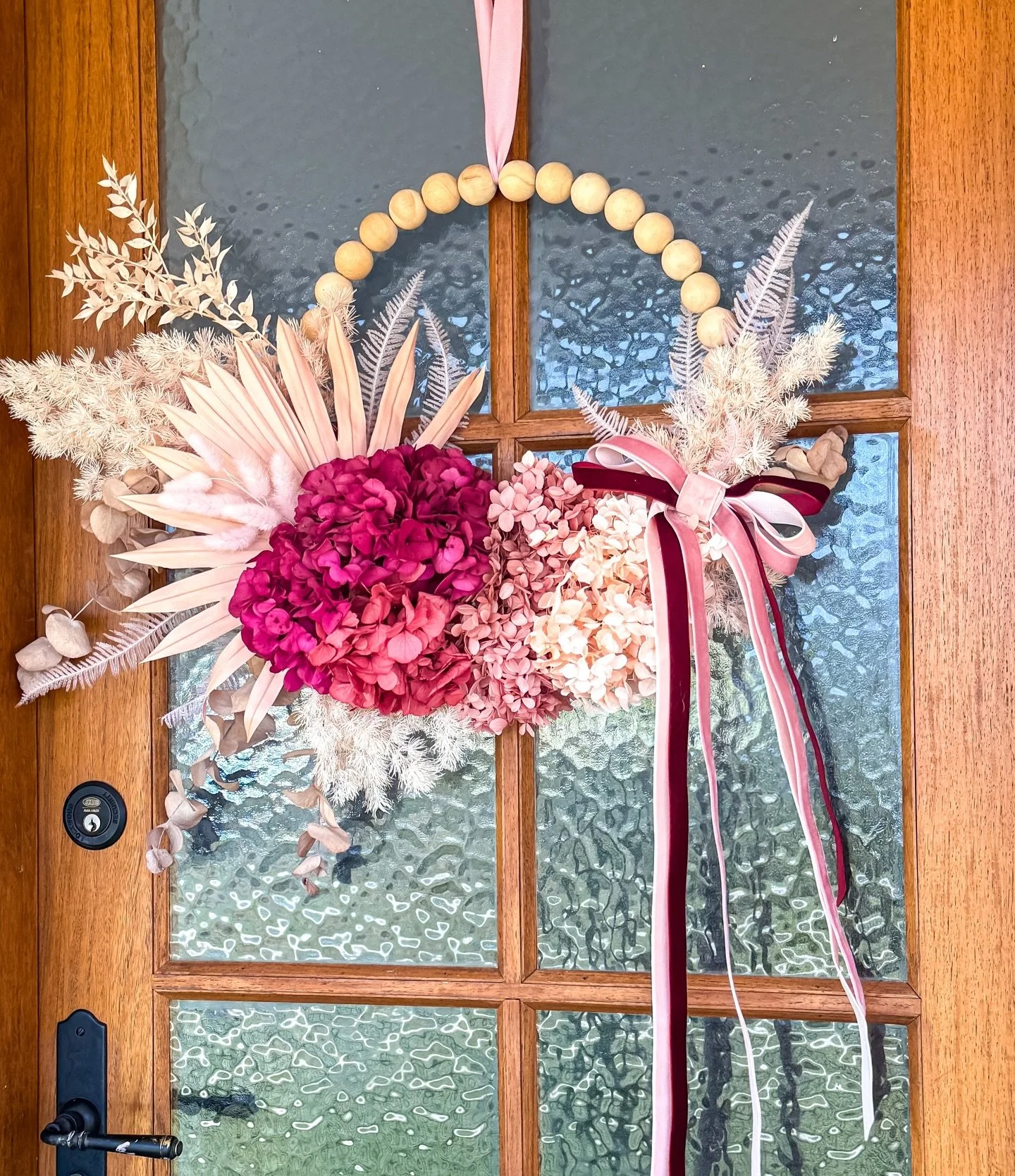 C H R I S T M A S.  W R E A T H.

WILL YOU JUST LOOK AT THIS FREAKIN&rsquo; WREATH.
Loz has gone and made herself a whole Christmas moment and honestly&hellip; I&rsquo;m a little bit obsessed 🎄💗

Formal season finally backed off for five seconds, w