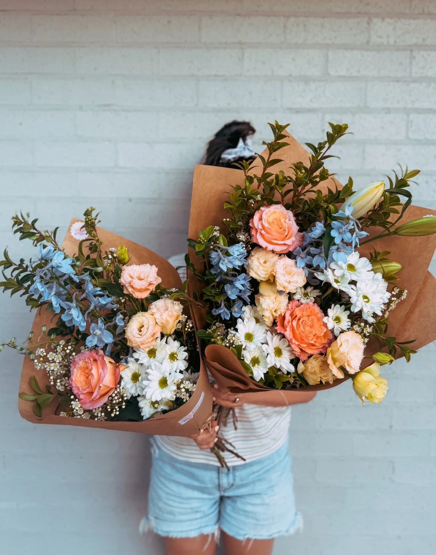 M O N D A Y 

Legit&hellip; I have a new favourite.
Like, stop-the-scroll, scream-in-the-flower-shed favourite.
Today&rsquo;s bunch is a full-blown stunner &mdash; the pic honestly does not do her justice 😍

She&rsquo;s giving:
🌸 Peach + pink roses