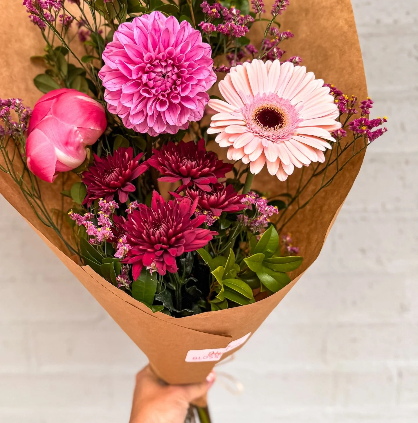 T H U R S D A Y &rsquo; S  B U N C H 💐

Today&rsquo;s bunch is popping off with pink power and big bloom energy &mdash; bright, bold and seriously pretty. 🌸💥

She&rsquo;s serving up:
🌸 Dahlia (the show-off&hellip; and honestly, fair)
🌷 Tulip (th