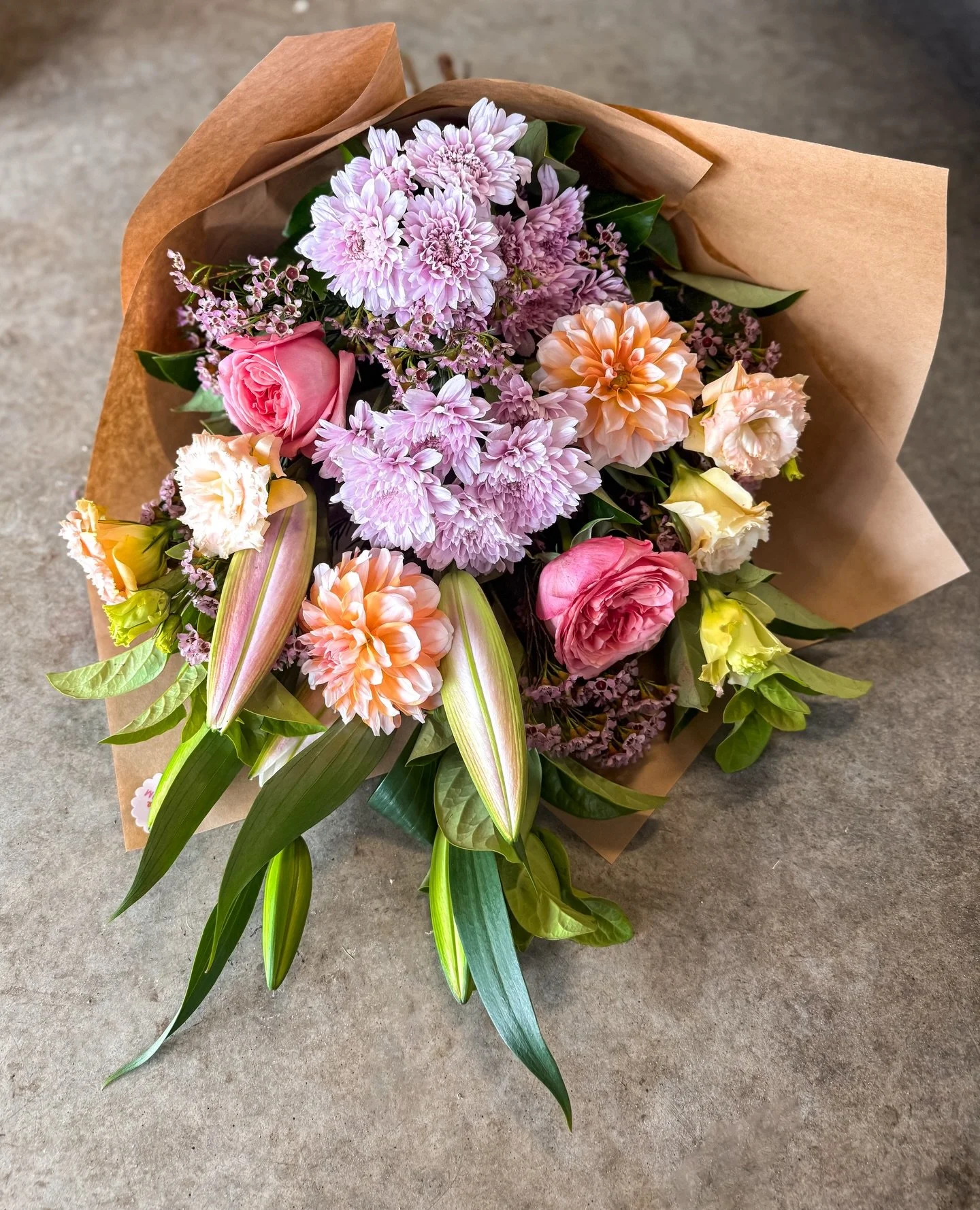 M O N D A Y 

She&rsquo;s soft. She&rsquo;s pretty. She&rsquo;s giving &ldquo;I&rsquo;m holding it together&hellip; barely.&rdquo;

This bunch is bringing all the pastel calm your nervous system desperately needs right now 🌿😮&zwj;💨
Gentle colours,