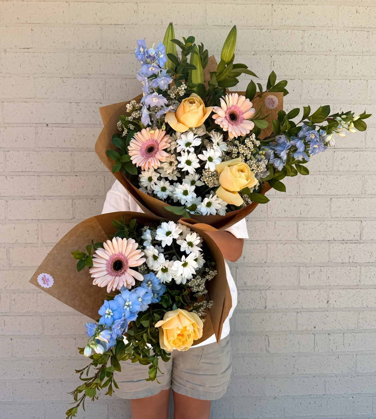 T U E S D A Y.

She&rsquo;s giving soft pastels, gentle chaos, and pretending we&rsquo;re not counting sleeps till Christmas 🎄😅

Today&rsquo;s bunch is all about light, happy blooms with a fresh pop of colour &mdash; the kind of flowers that instan