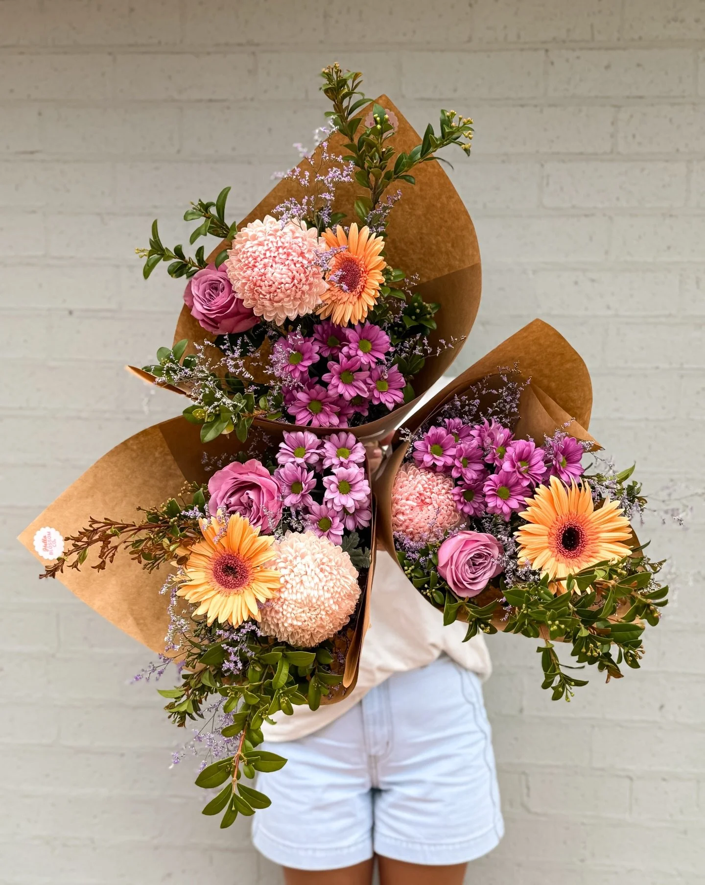 T U E S D A Y 

Today&rsquo;s bunch is bringing pastel tones, happy faces and easy-to-love textures &mdash; the kind that instantly lifts a room (and a mood).

She&rsquo;s serving up:
🌸 Disbud chrysanthemums (fluffy + dreamy)
🌼 Gerberas (hello suns